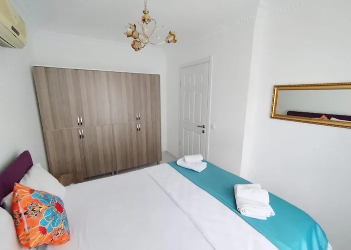 Manolyam Havuzlu 2+1 Apartment *